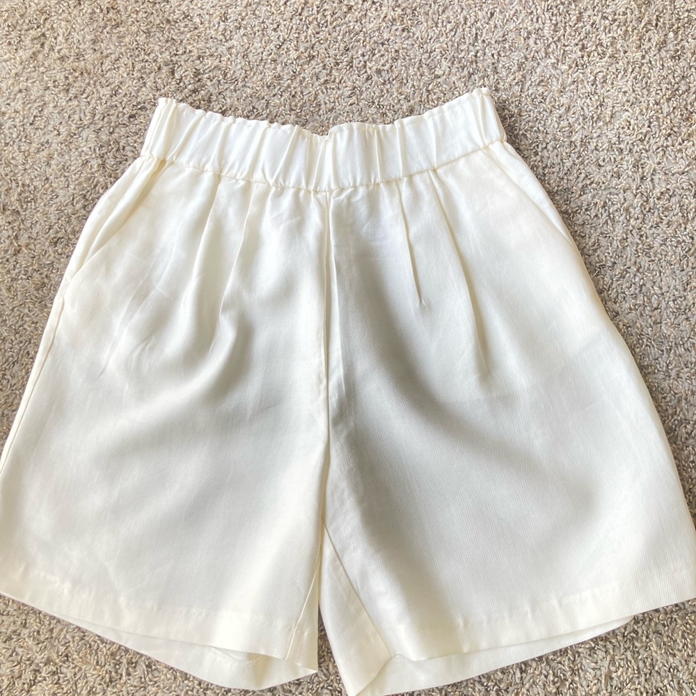 H&M Cream High Waist Relaxed Fit Shorts - Picture 3 of 7